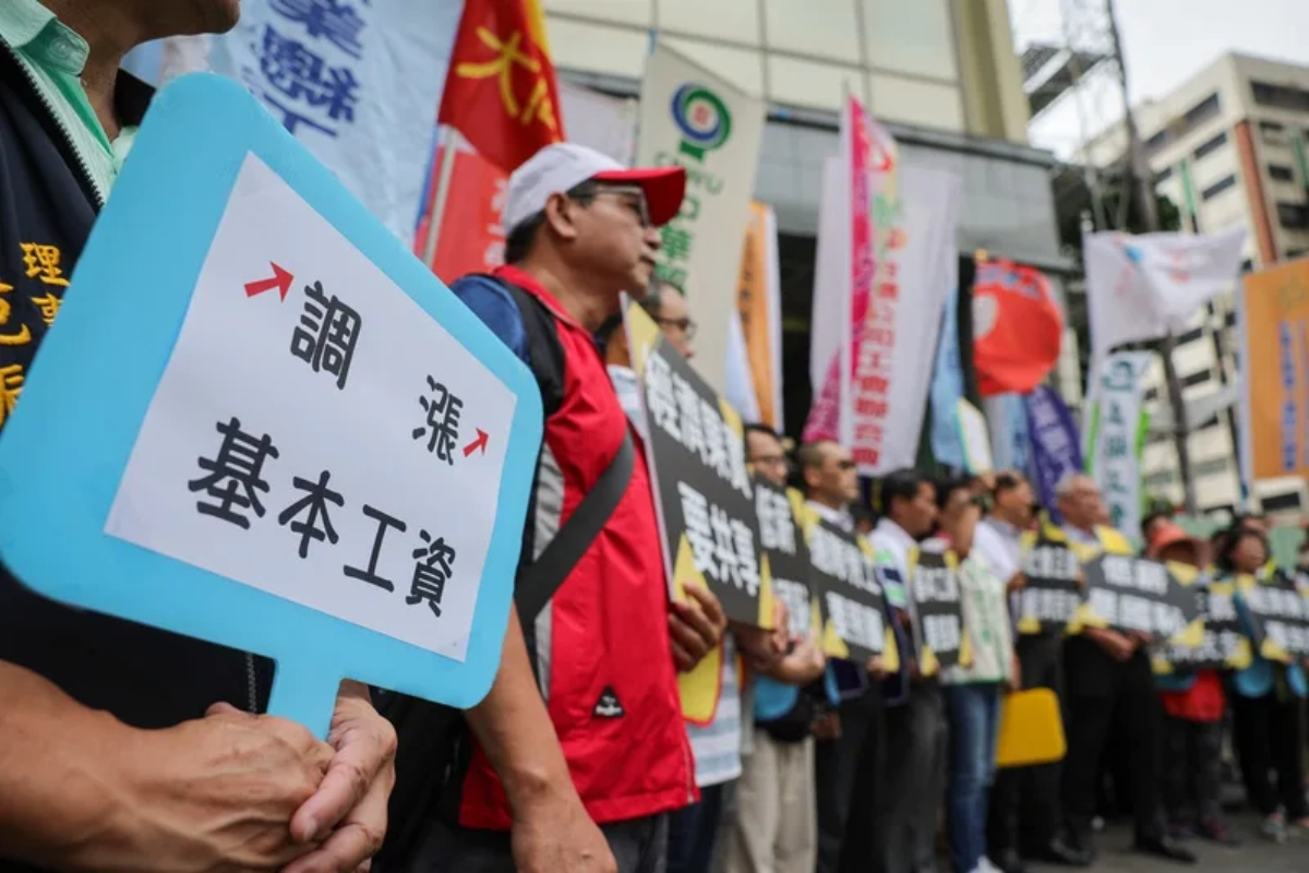 Những cuộc biểu tình diễn ra bên ngoài cuộc họp