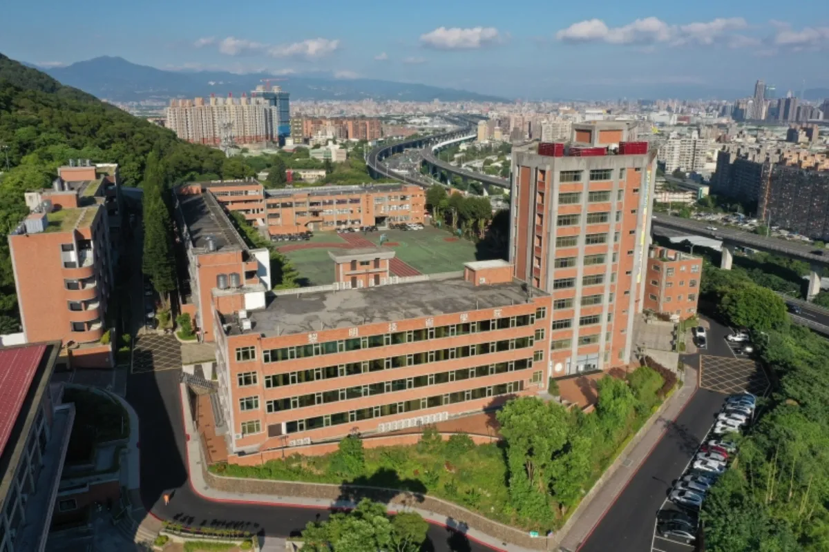 Học viện Kỹ thuật Lê Minh không chỉ chú trọng vào việc truyền đạt lý thuyết mà còn kết hợp mạnh mẽ với thực tiễn