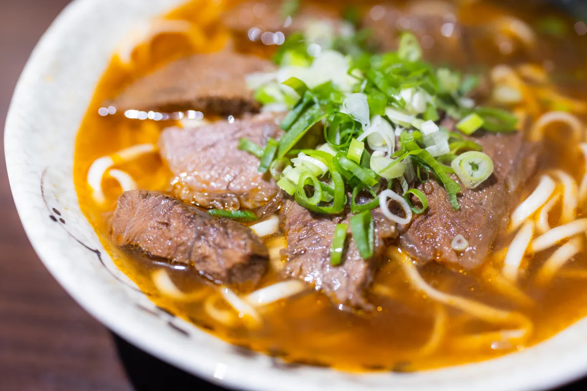 Mì bò - món ăn lý tưởng với sợi mì dai, thịt bò thấm gia vị mềm thơm