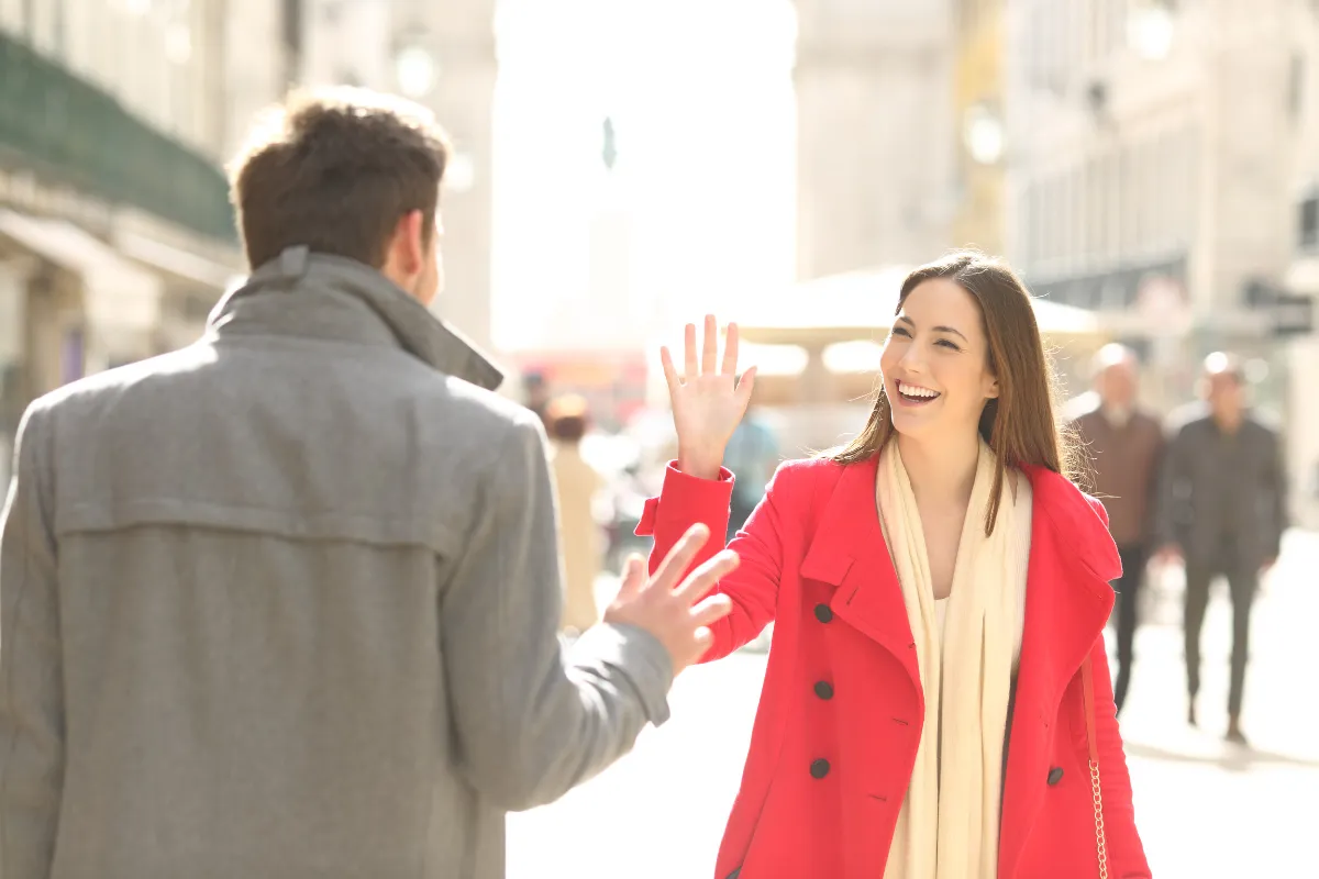 Chào hỏi trong giao tiếp hàng ngày