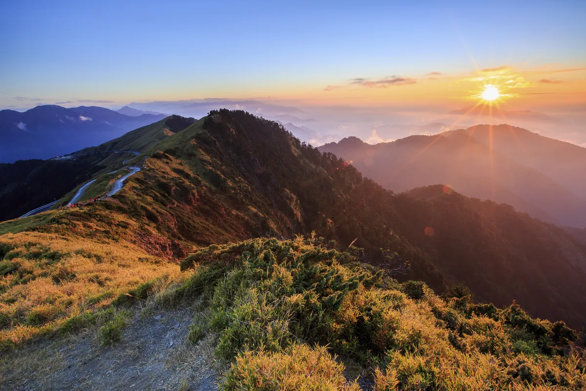Chiêm ngưỡng hoàng hôn thơ mộng trên ngọn núi Hehuanshan