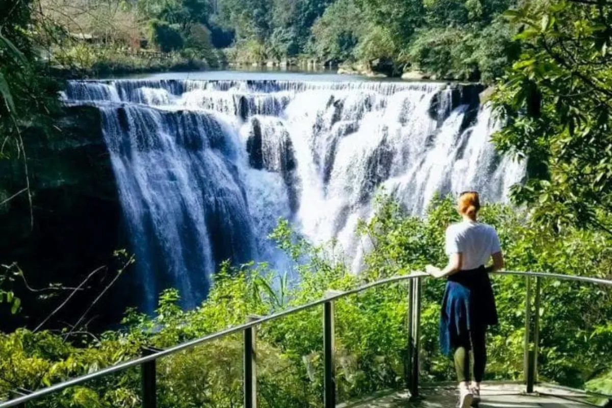 Choáng ngợp với vẻ đẹp hùng vĩ của Thác nước Thập Phần tại Tân Đài Bắc