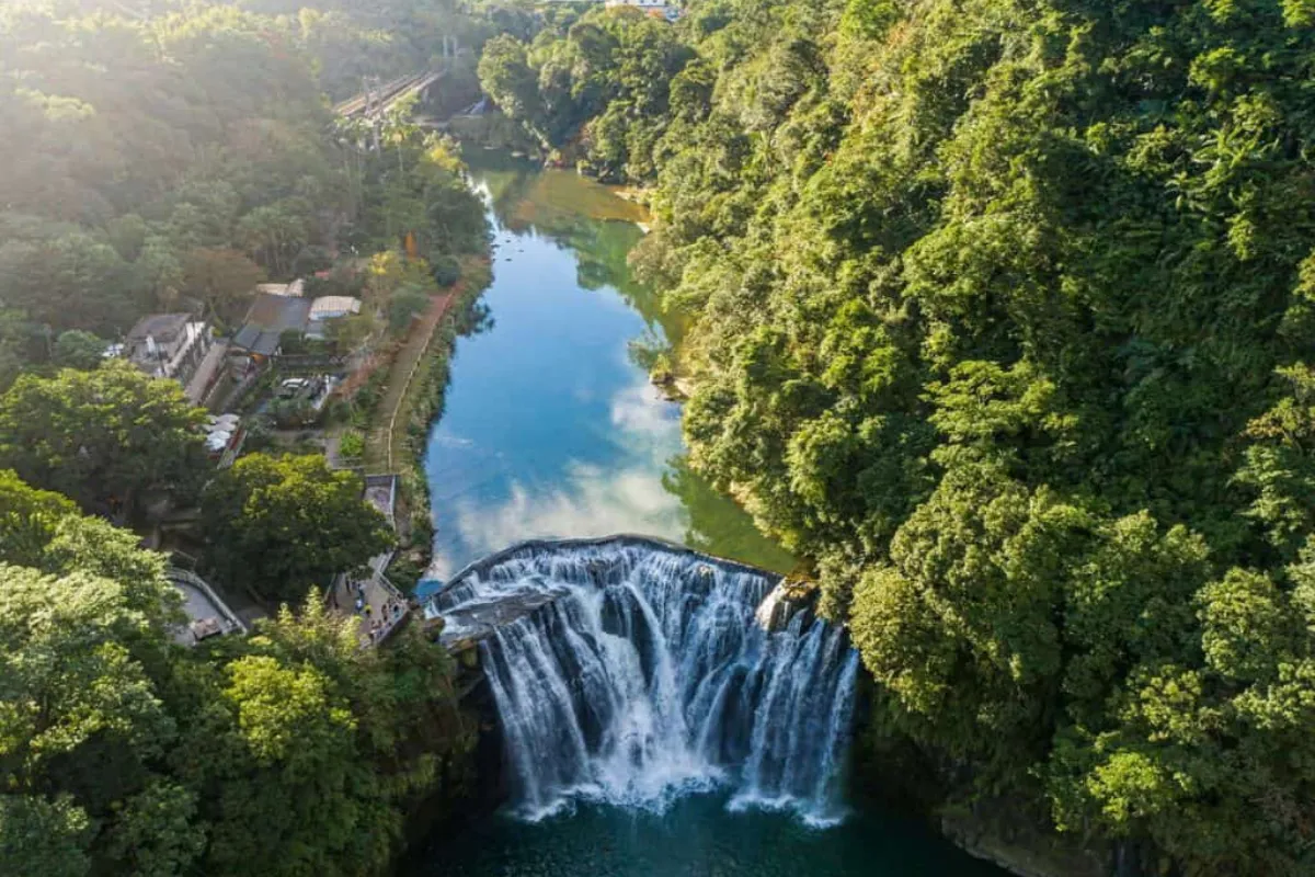 Choáng ngợp với vẻ đẹp hùng vĩ của Thác nước Thập Phần tại Tân Đài Bắc