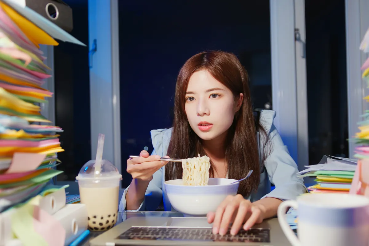 Làm thêm quá sức: Ảnh hưởng đến sức khỏe và học tập của du học sinh