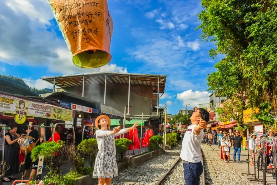 Làng cổ Thập Phần trở nên sống động hơn bao giờ hết với lễ hội thả đèn trời