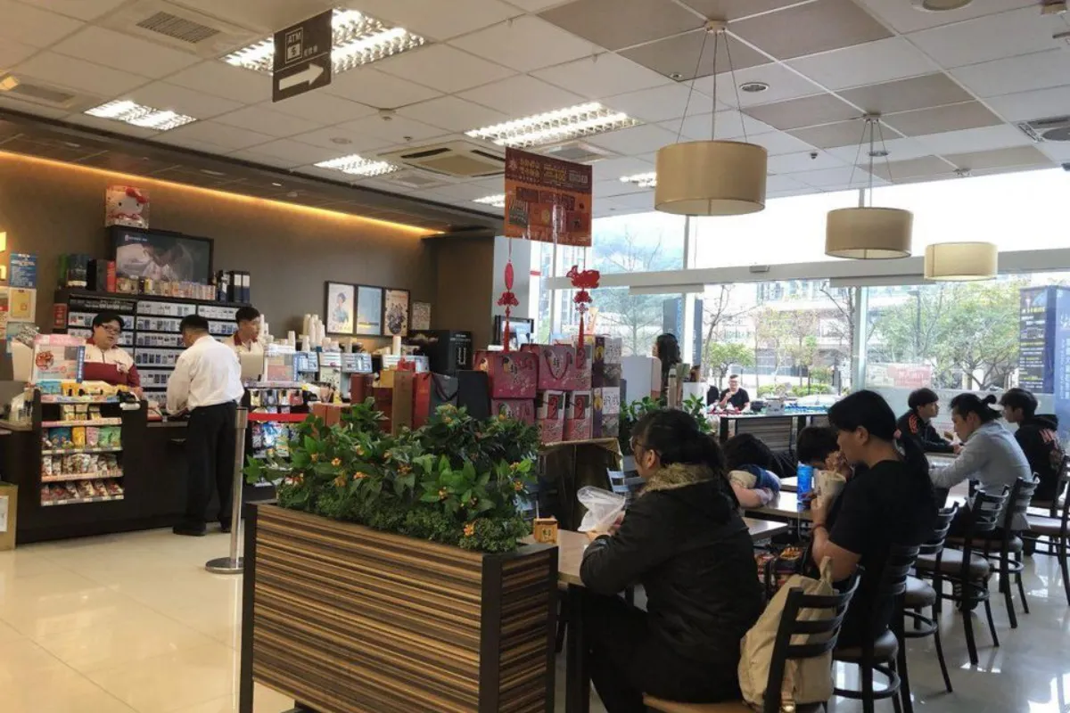 Một số cửa hàng 7-Eleven Đài Loan có quầy bar riêng