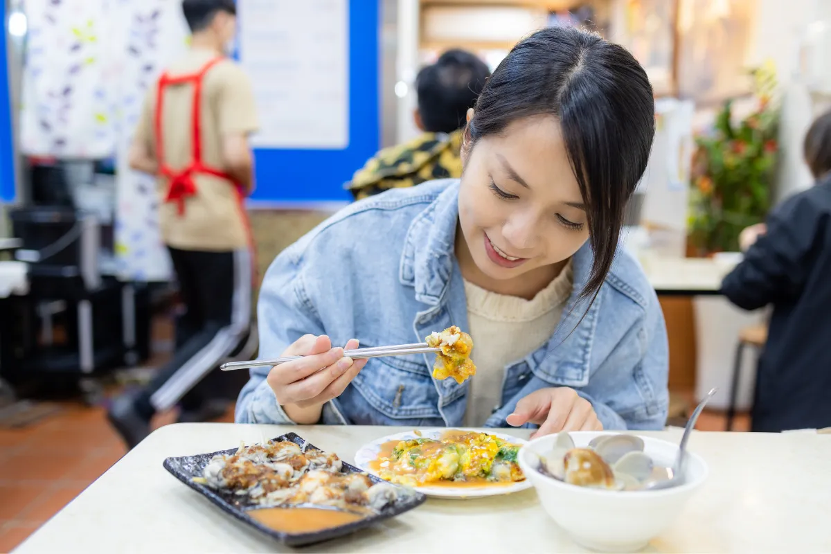 Thưởng thức ẩm thực địa phương