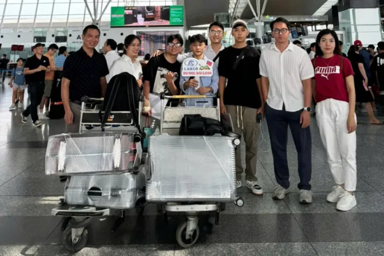 Tiễn du học sinh trường Đại học Khai Nam bay ngày 20_9 (2)