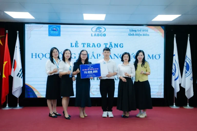 Học bổng "Thắp sáng ước mơ" trao tặng cho em Giàng A Thái