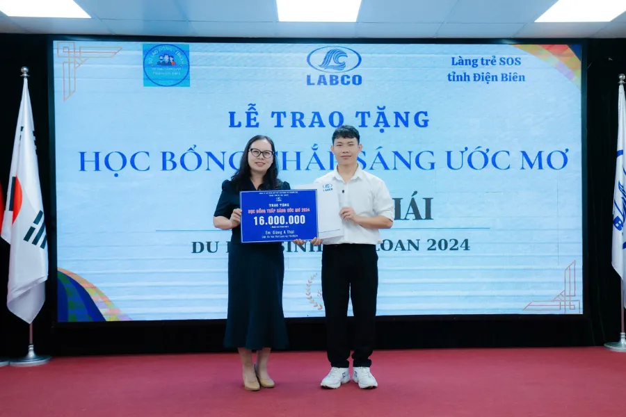 Trung tâm Du học Đài Loan LABCO trao tặng học bổng "Thắp sáng ước mơ" cho em Giàng A Thái